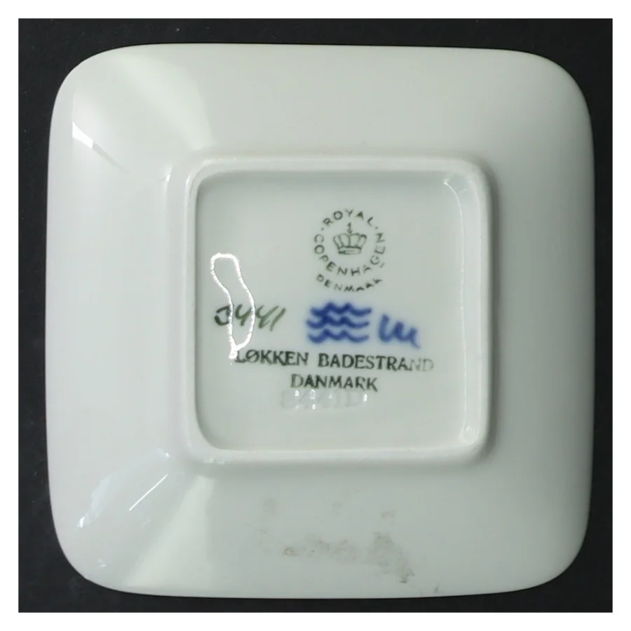 Porcelænsaskebæger med Løkken Badestrand motiv fra Royal Copenhagen (str. 10,5x10,5 cm)