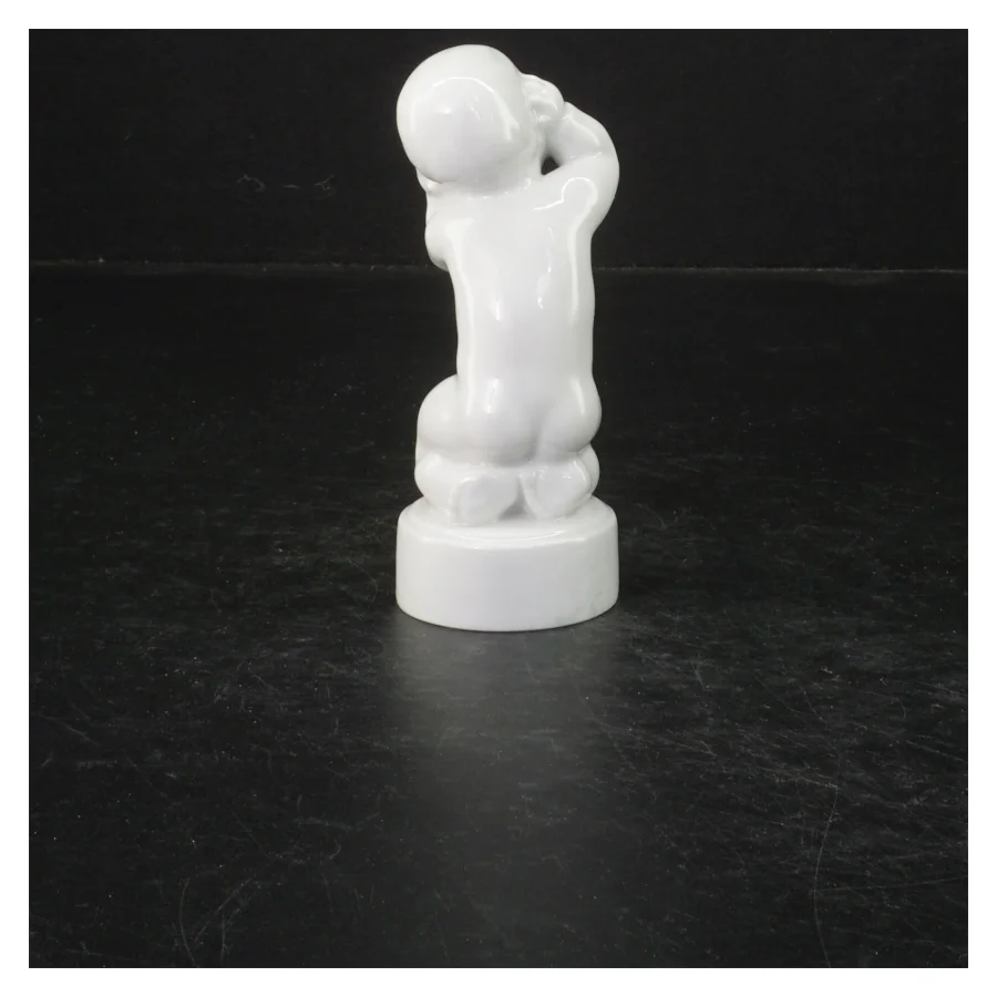 Hvid porcelænsfigur fra Bing og Grøndahl (str. 11,5 cm)