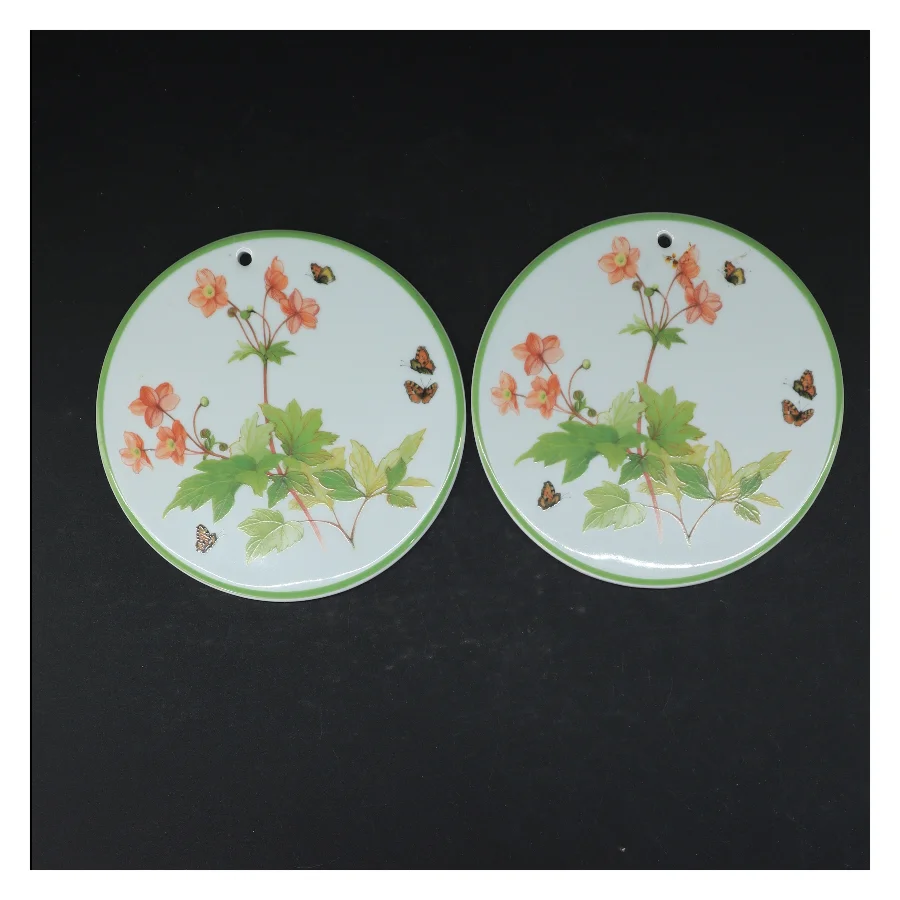 Porcelænsplatter med sommerfugle- og blomstermotiv (str. 2 styk. ø. 16 cm)