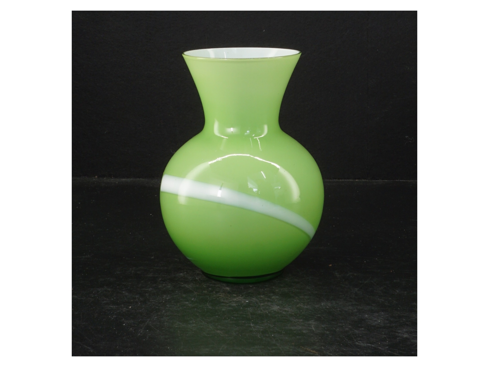 Grøn vase (str. 14 cm)