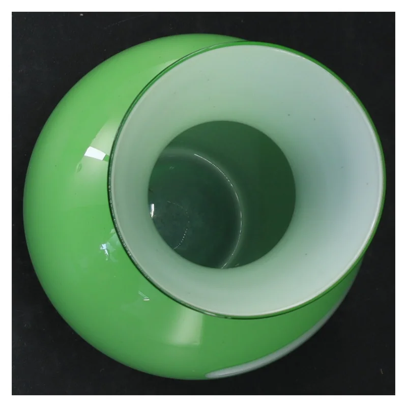 Grøn vase (str. 14 cm)