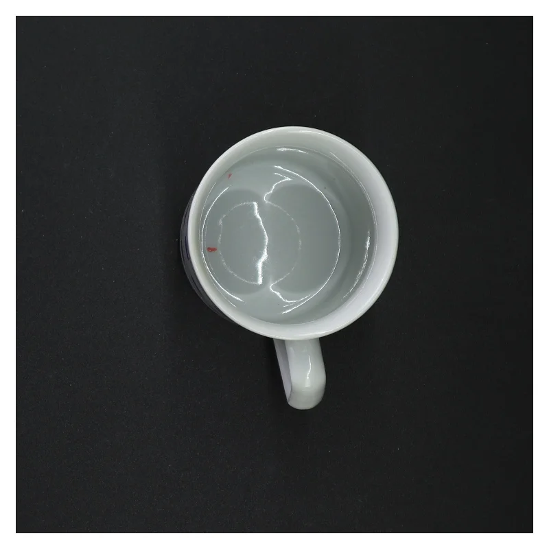 Krus med blå prikker (str. 10 x 8 cm)