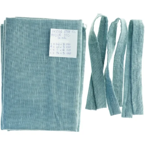 Fire stykker blåt gardindtof str. ( 106 x 140 cm og 36 x 140 cm og 65 x 140 cm)