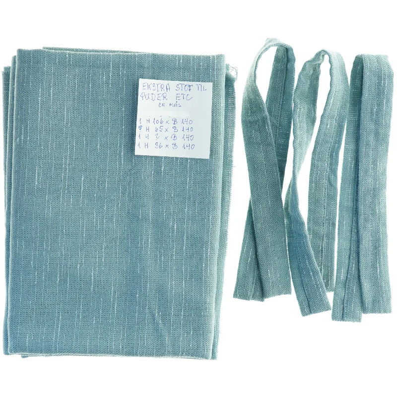 Fire stykker blåt gardindtof str. ( 106 x 140 cm og 36 x 140 cm og 65 x 140 cm)