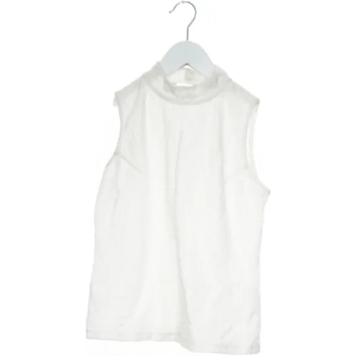 Hvid blondebluse uden ærmer fra Groovy (str. 164)