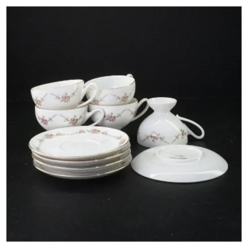 Porcelænskaffestel med blomstermotiv fra Benedikte (str. Diameter 13 cm og 7 x 10 cm)