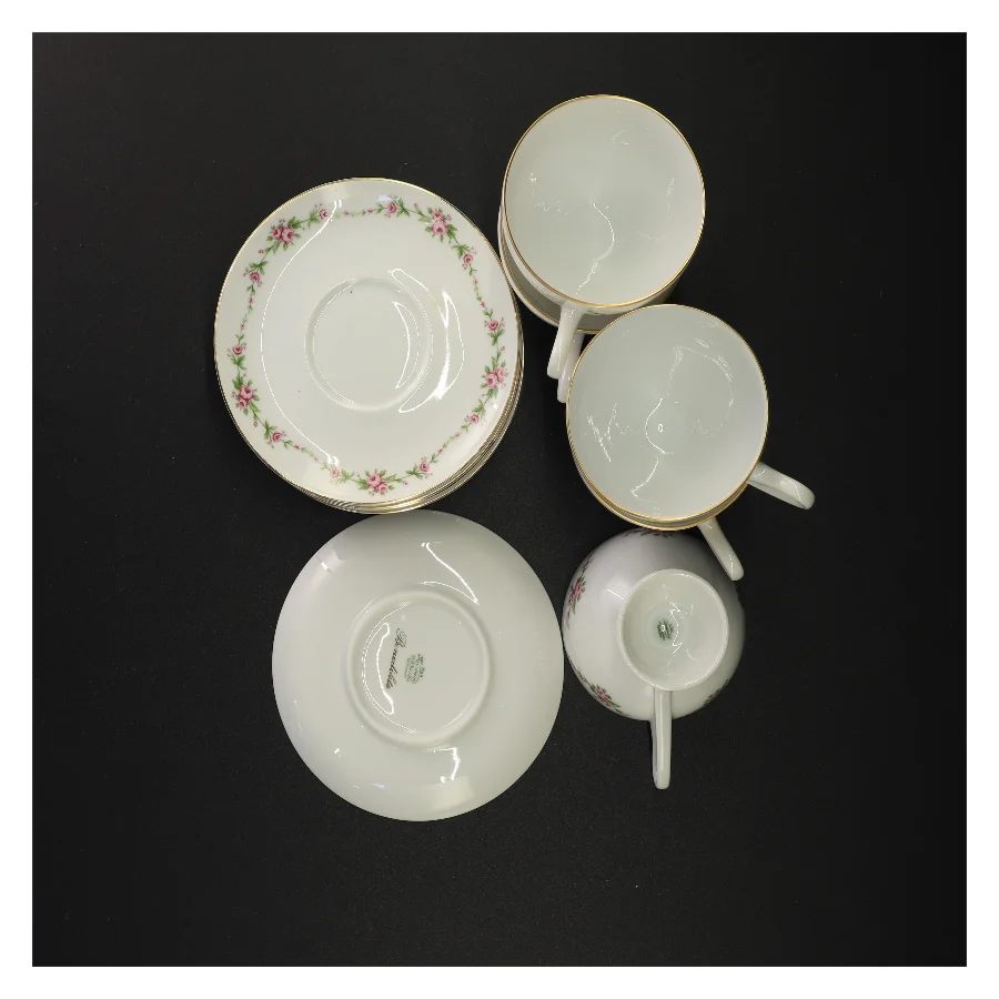 Porcelænskaffestel med blomstermotiv fra Benedikte (str. Diameter 13 cm og 7 x 10 cm)