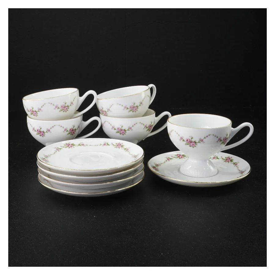 Porcelænskaffestel med blomstermotiv fra Benedikte (str. Diameter 13 cm og 7 x 10 cm)