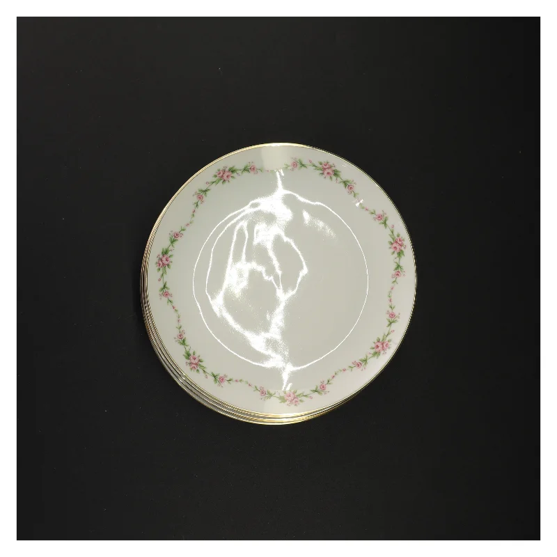 Porcelænstallerkener med blomsterkant fra Benedikte (str. Diameter 17 og en halv cm)