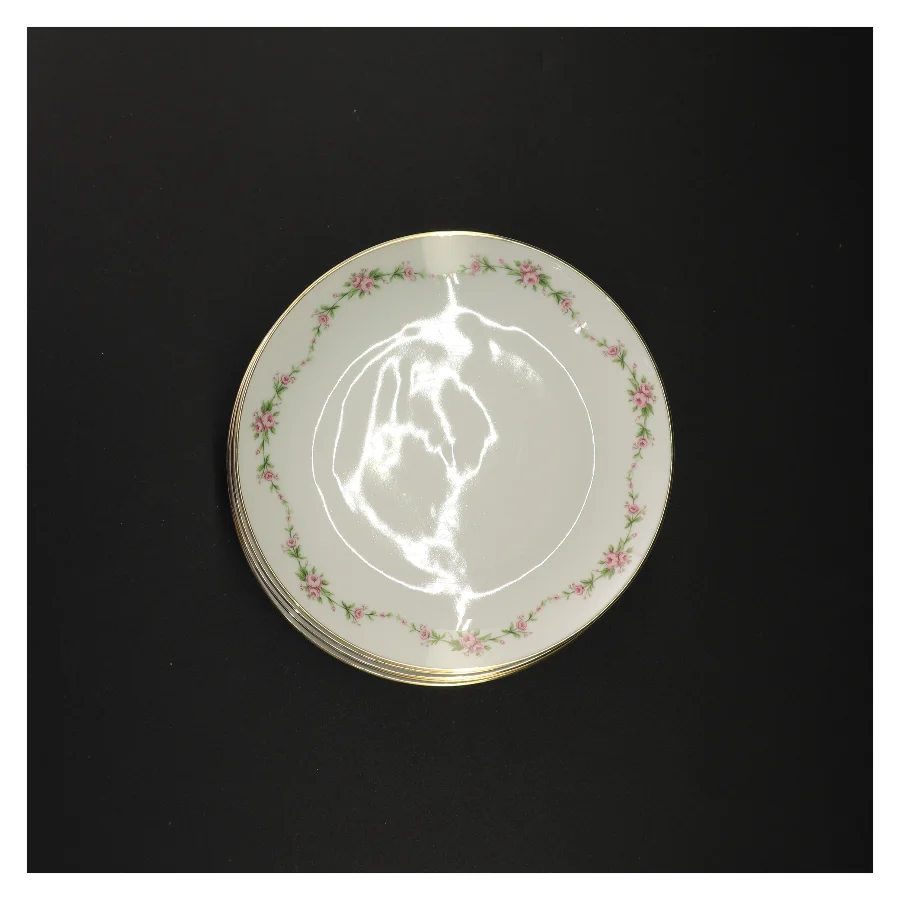 Porcelænstallerkener med blomsterkant fra Benedikte (str. Diameter 17 og en halv cm)