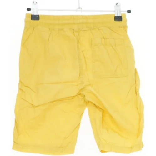 Gule shorts med elastik og snøre fra H&M (str. 122)
