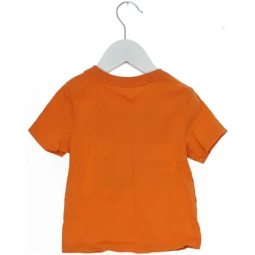 T-shirt fra The Children’s Place (str. 86)