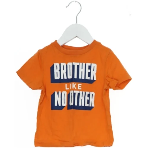 T-shirt fra The Children’s Place (str. 86)