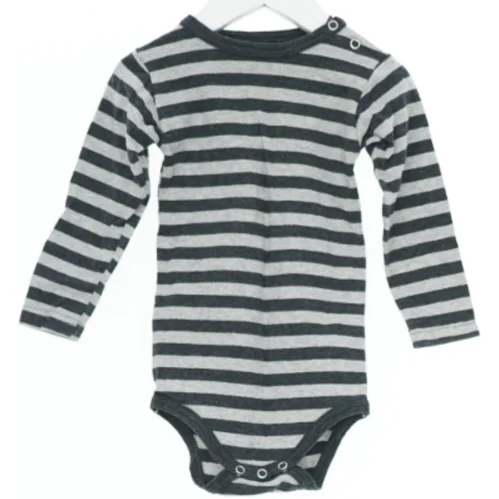 Langærmet body med striber (str. 80)