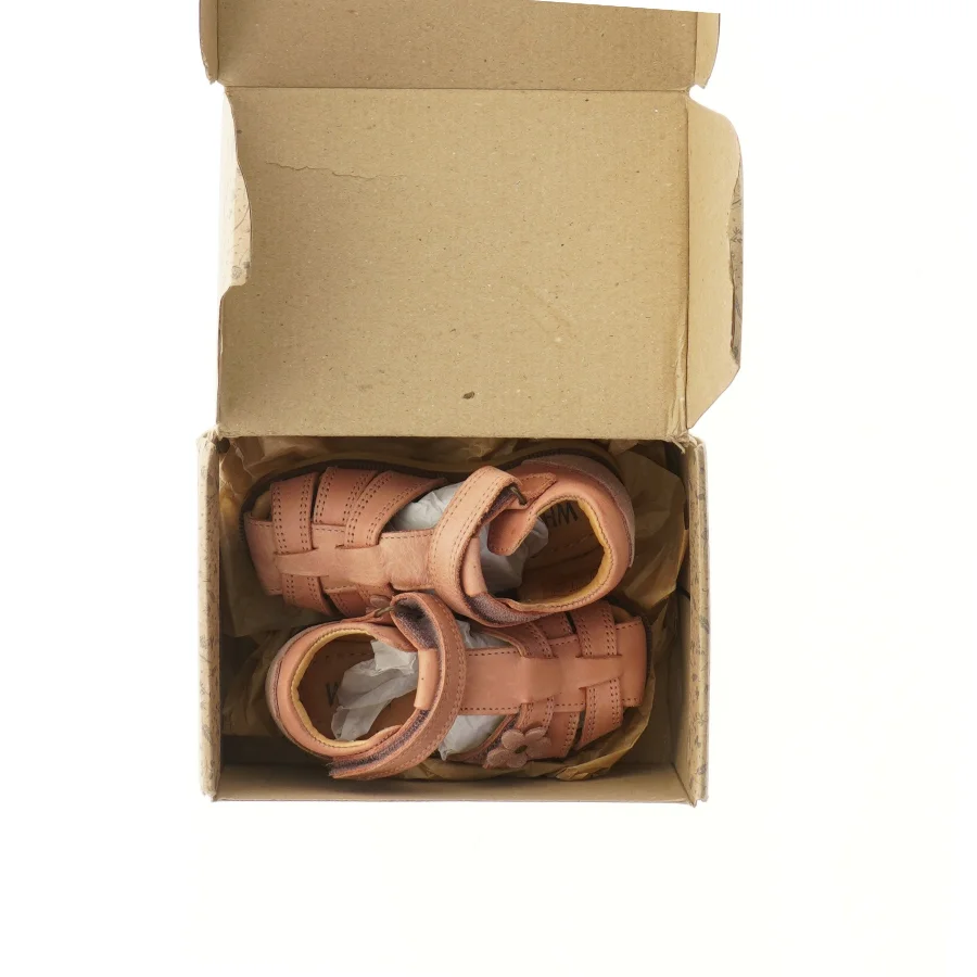 Helt nye rosa sandaler med blomstermotiv fra Wheat (str. 21 )