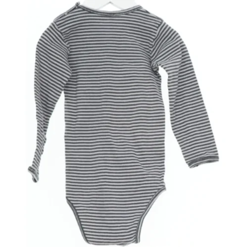 Langærmet stribet body fra Be Kids (str. 104)