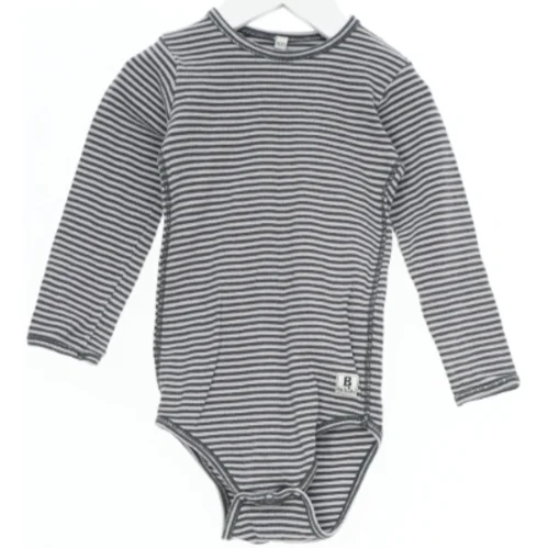 Langærmet stribet body fra Be Kids (str. 104)