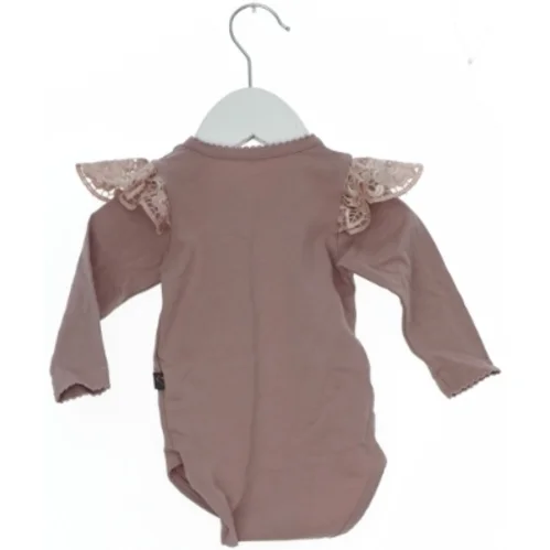 Langærmet rosa body med flæser fra Little Wonders (str. 68)
