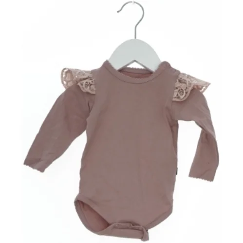 Langærmet rosa body med flæser fra Little Wonders (str. 68)