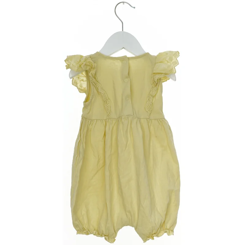 Lysegul sommerdragt fra Next (str. 92)