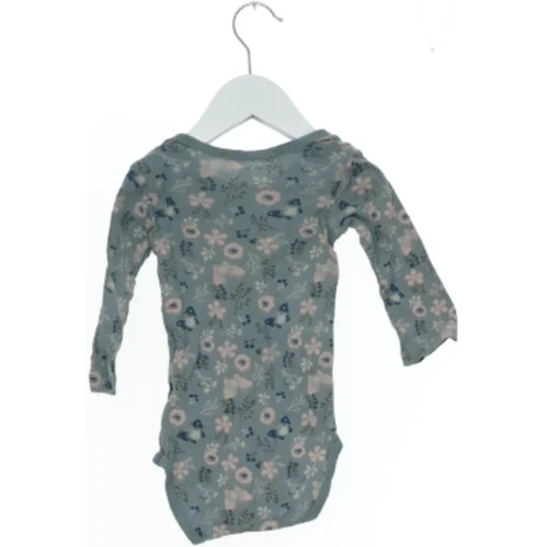 Langærmet bodystocking med blomsterprint fra Name It (str. 74)