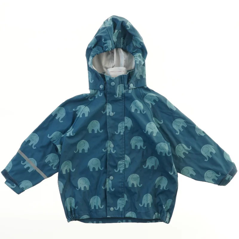 Regnjakke med elefantmønster fra CeLaVi (str. 104)