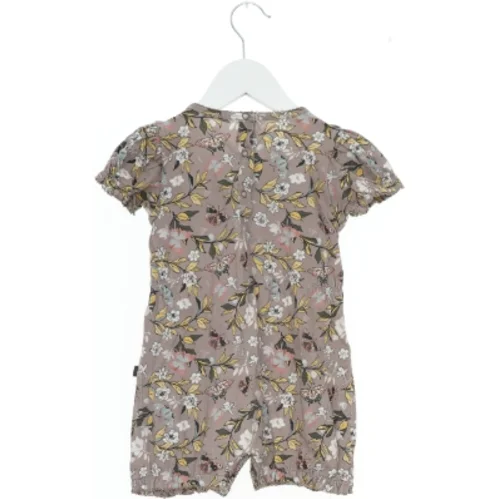 Sommerdragt med blomsterprint fra Little Wonders (str. 92)