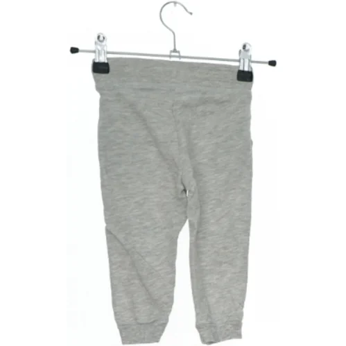 Grå sweatpants med ansigtsprint (str. 80)