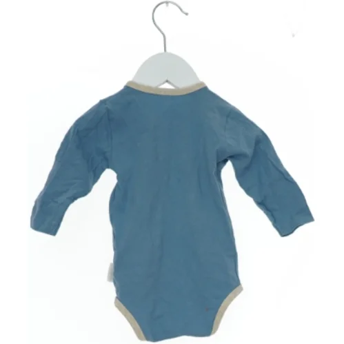 Langærmet slå-om-body fra Gelati (str. 68)