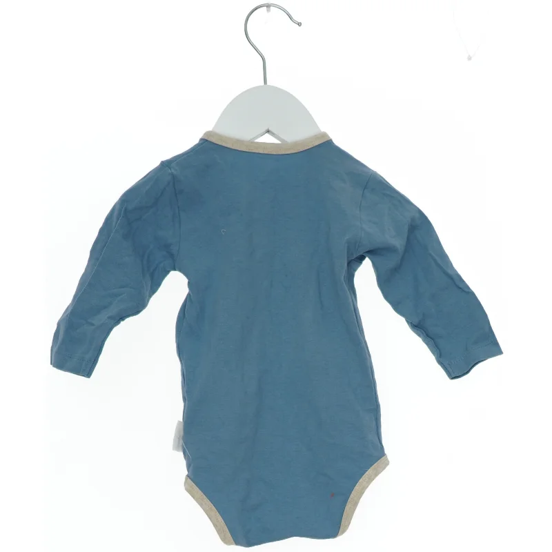 Langærmet slå-om-body fra Gelati (str. 68)