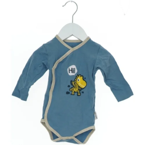 Langærmet slå-om-body fra Gelati (str. 68)