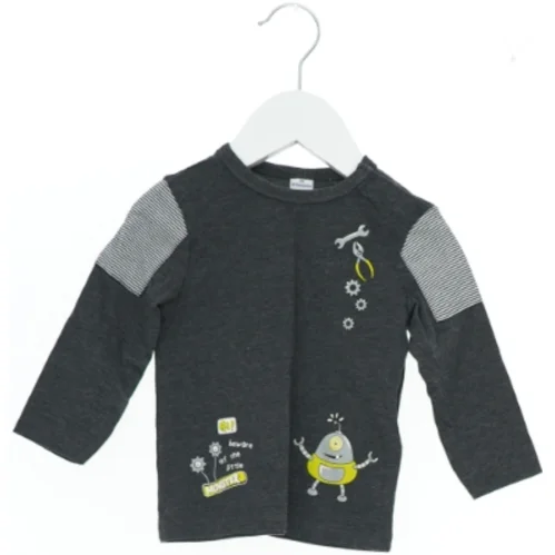 Langærmet bluse med robot-motiv fra Doppdopo (str. 74)