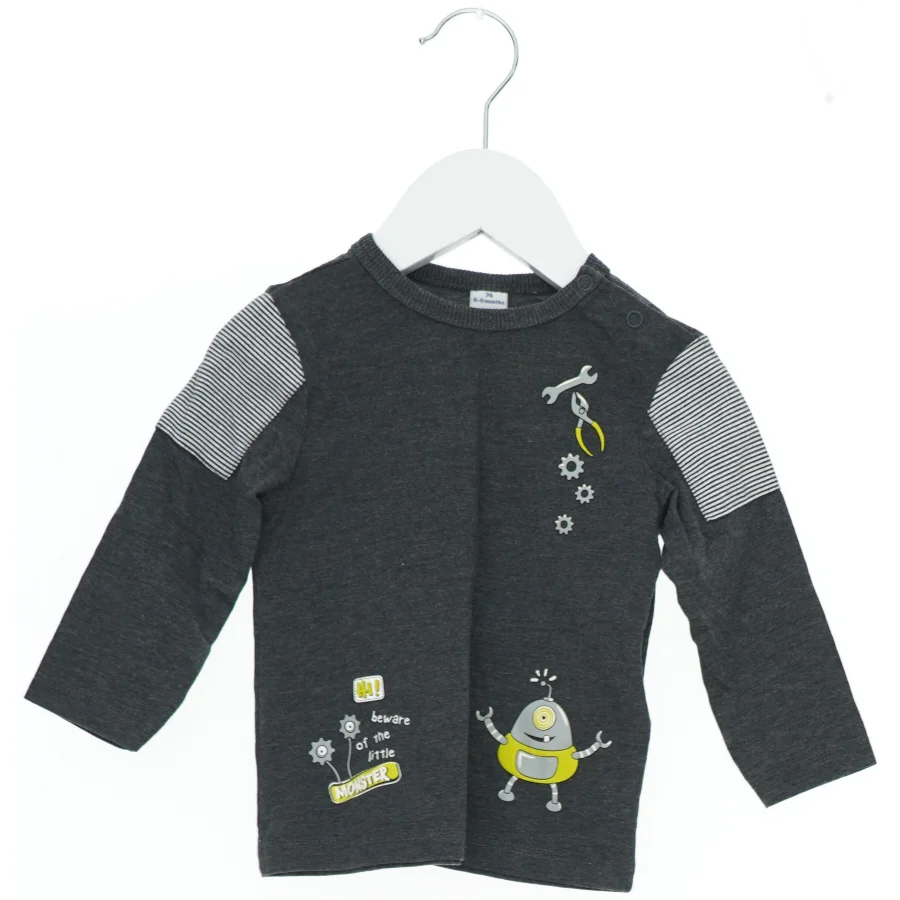 Langærmet bluse med robot-motiv fra Doppdopo (str. 74)