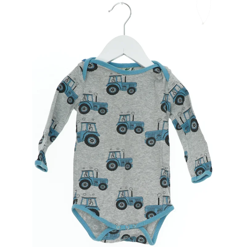 Body med traktorprint fra Småfolk (str. 74)