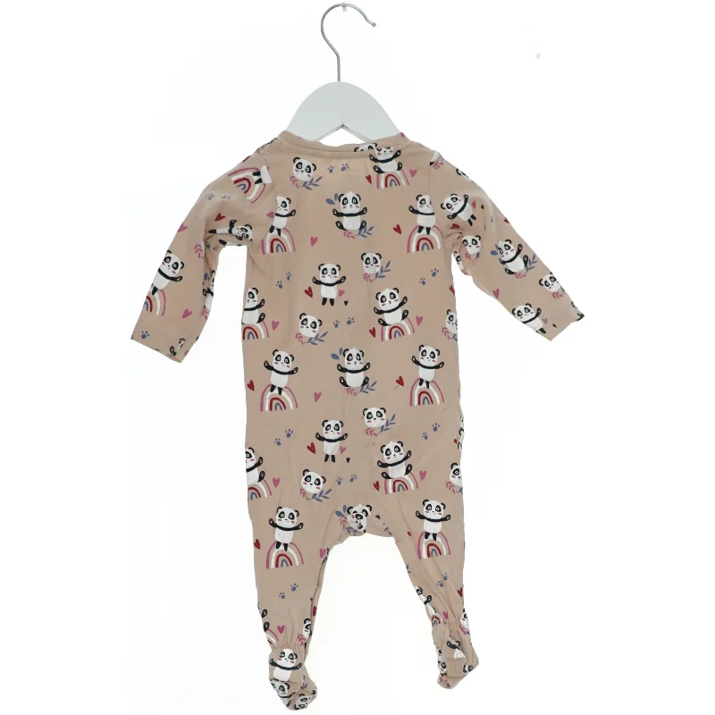 Natdragt med pandaer og regnbuer fra Name It (str. 62)