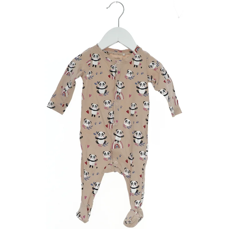 Natdragt med pandaer og regnbuer fra Name It (str. 62)