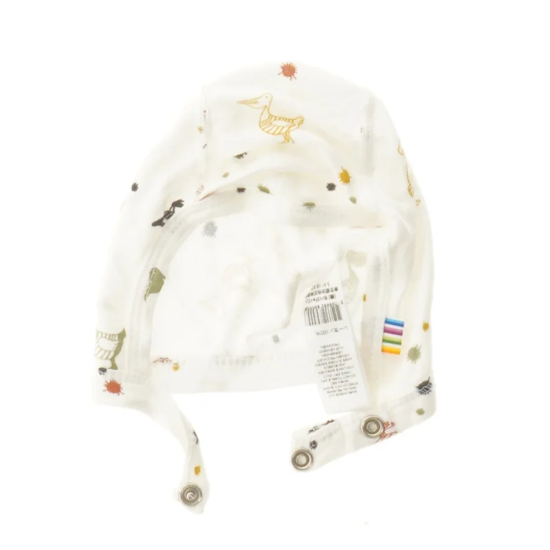 Hvid hue/babyhjelm med dyremotiv fra Joha (str. 37 cm)