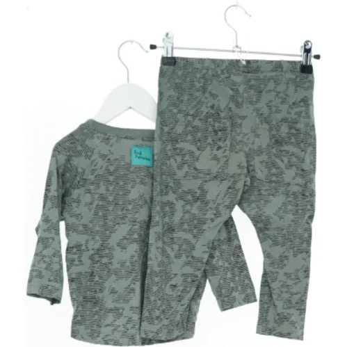 Grågrønt, mønstret sommersæt fra Best Behavior (str. 92)