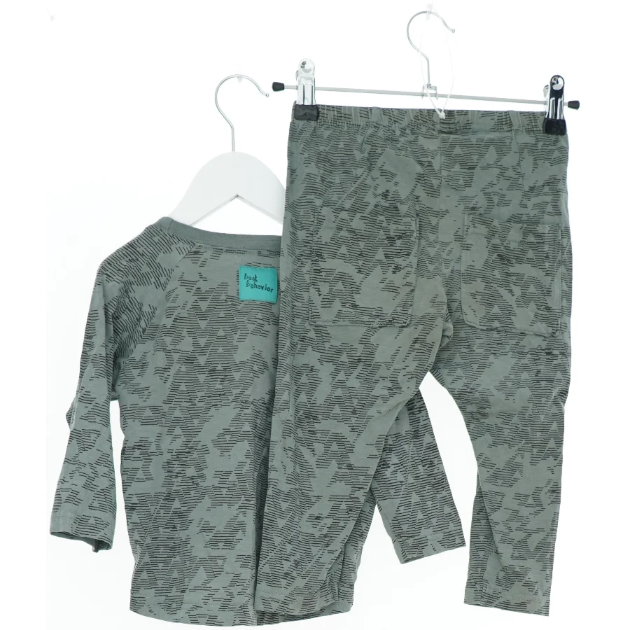 Grågrønt, mønstret sommersæt fra Best Behavior (str. 92)