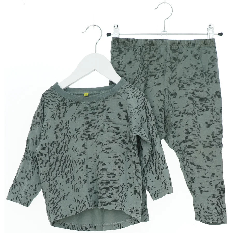 Grågrønt, mønstret sommersæt fra Best Behavior (str. 92)