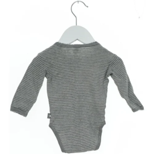 Langærmet body med striber (str. 62)