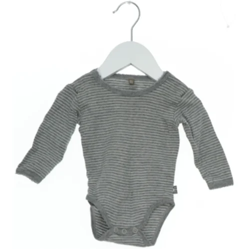 Langærmet body med striber (str. 62)