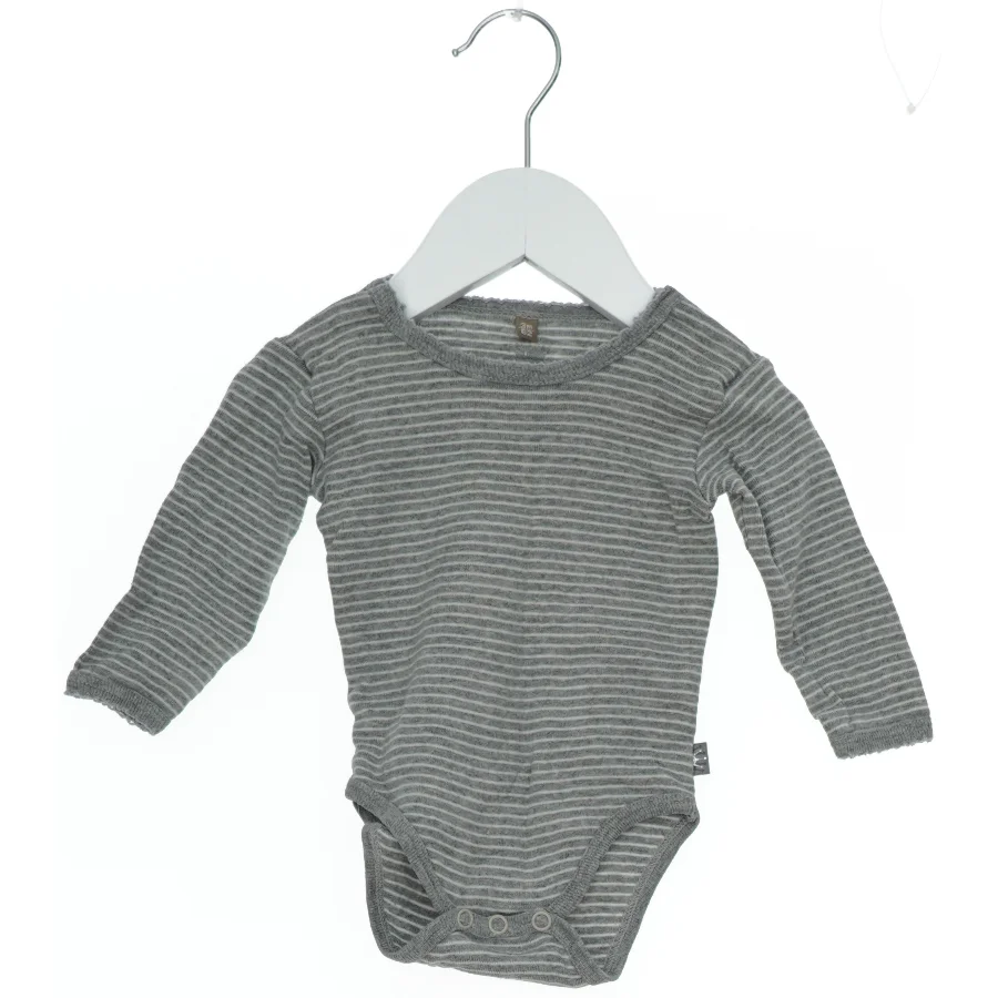 Langærmet body med striber (str. 62)