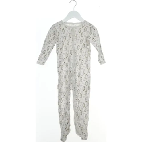 Natdragt med søhestemønster fra Name It (str. 92)