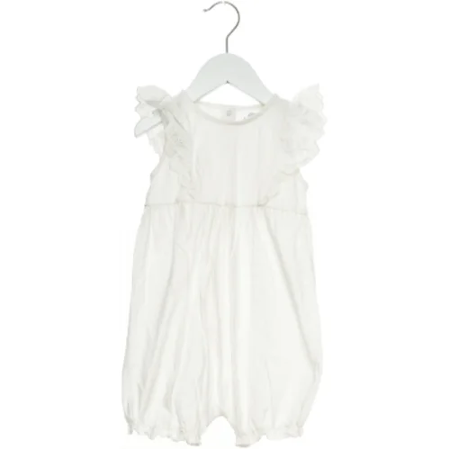 Hvid sommerdragt fra Next (str. 92)