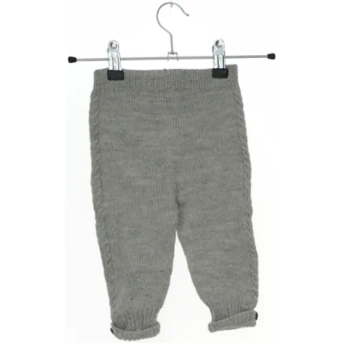 Strikkede bukser til baby (str. 68)