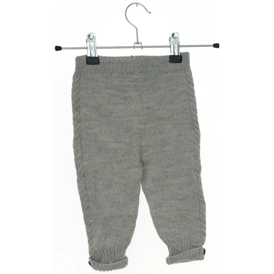 Strikkede bukser til baby (str. 68)