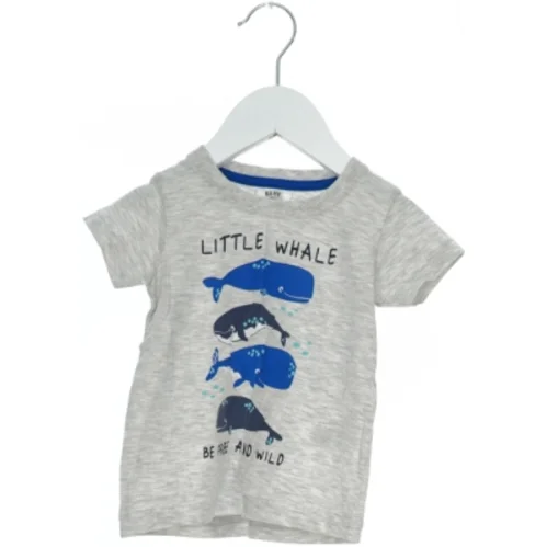 T-shirt med hval-motiv (str. 80)