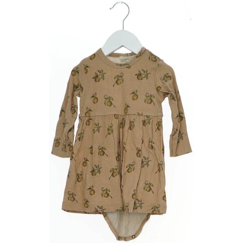 Kjole med frugtprint fra Lil atelier (str. 74)