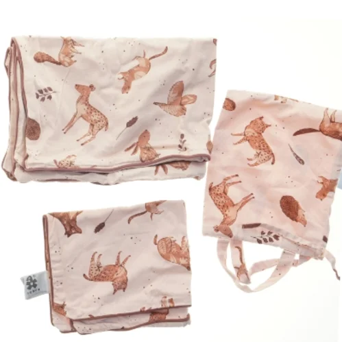 Babysengetøj med skovmotiv fra Sebra (str. Hovedpude. 3 8. x. 44 cm. dyne. 93. x. 66 cm)